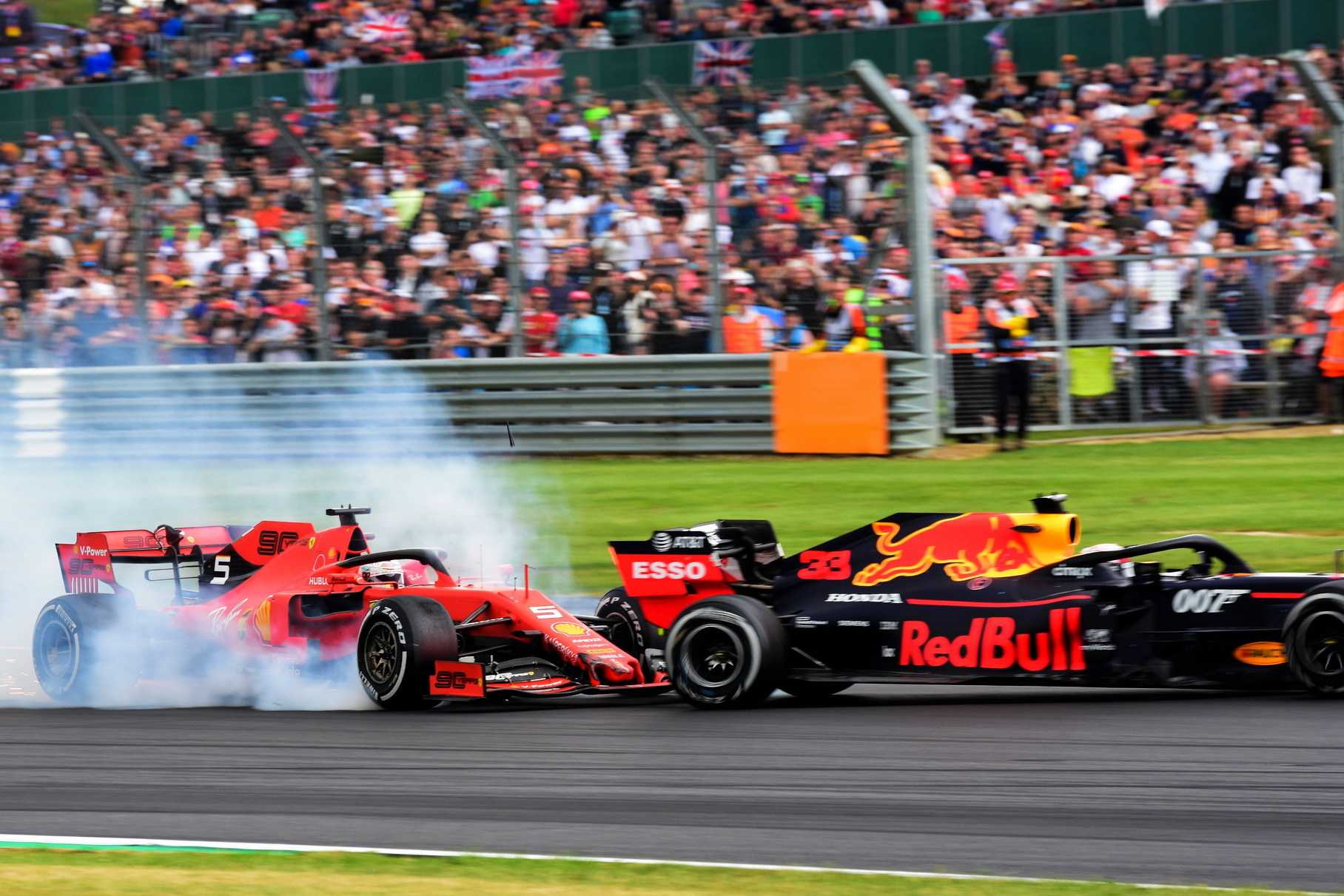 Записи гонок формулы 1. Сильверстоун, Великобритания формула 1. Vettel Red bull f1. Formula 1 гонка. F1 2022 Silverstone crash.