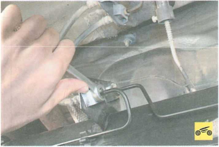 Снятие регулятора давления в тормозных механизмах задних колес реносандеро