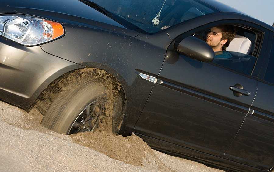 Рассказали, как вытащить автомобиль из грязи