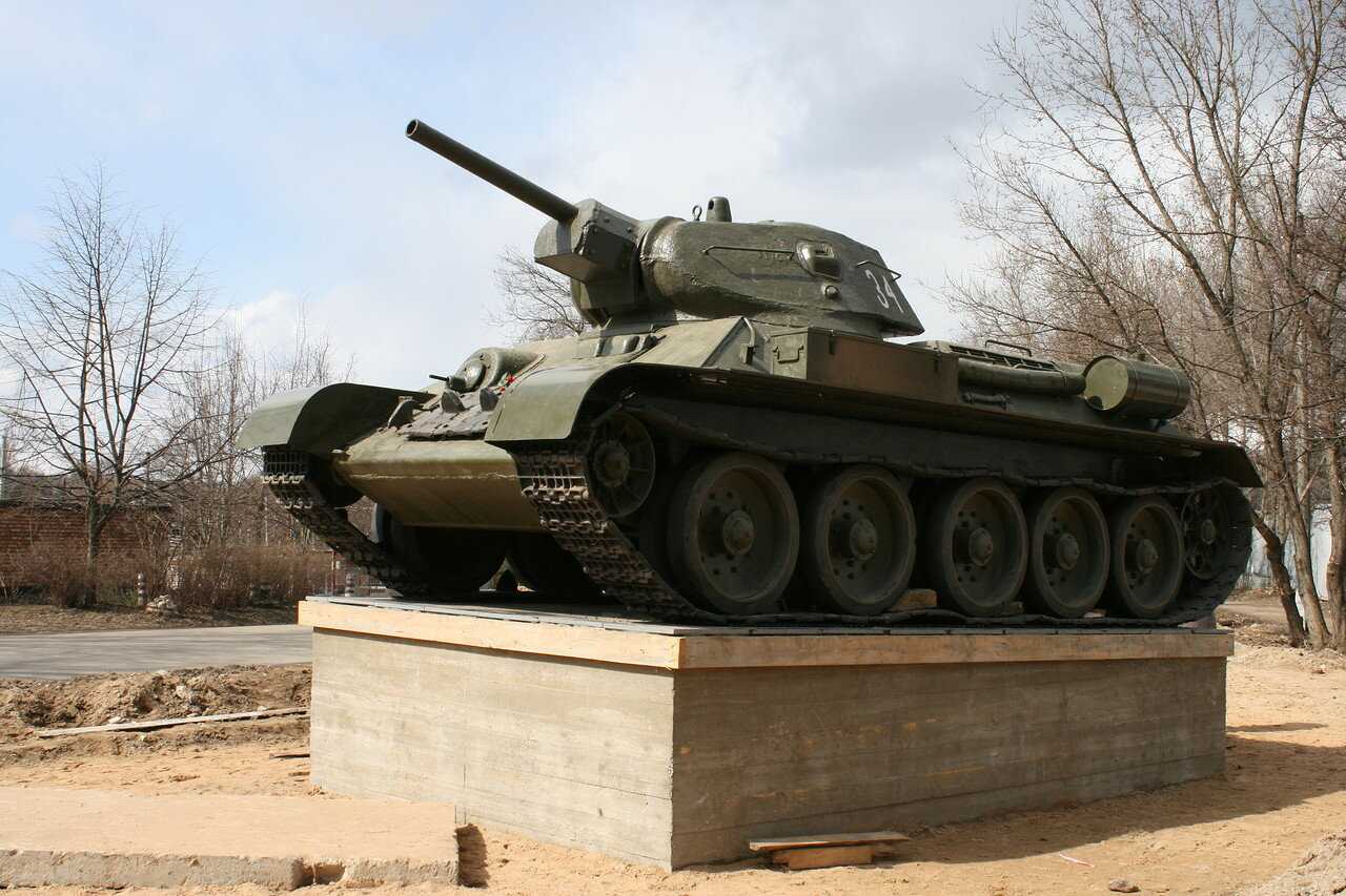 Во времена Второй мировой войны самыми известными танками оказались Т-34, Тигр и Пантера Между историками ходит спор о том, какая же модель оказалась лучшей Если рассматривать их с точки зрения исхода войны, преимущество стоит за отечественным Т-34