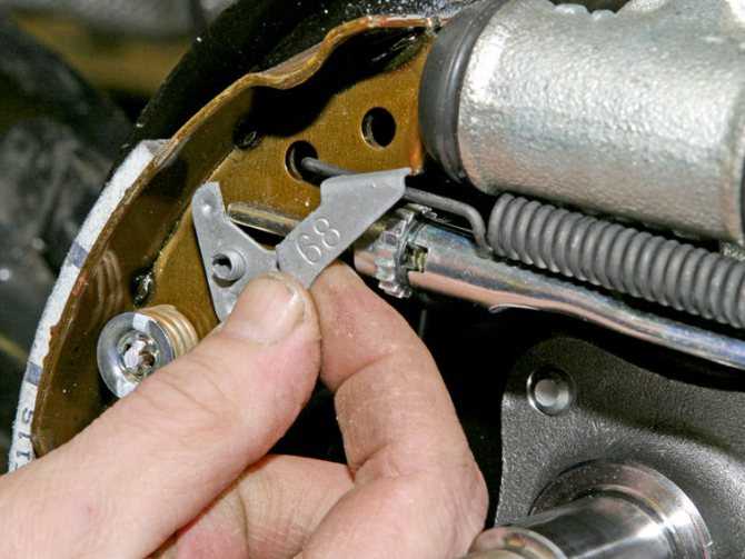 Renault logan снять замена ремонт снятие регулятора давления в тормозных механизмах задних колес, регулировка привода рено логан