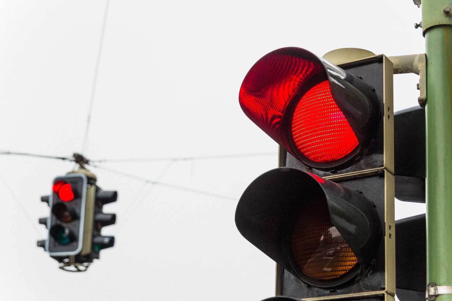 Штраф за проезд на красный свет светофора и желтый сигнал в 2022 году