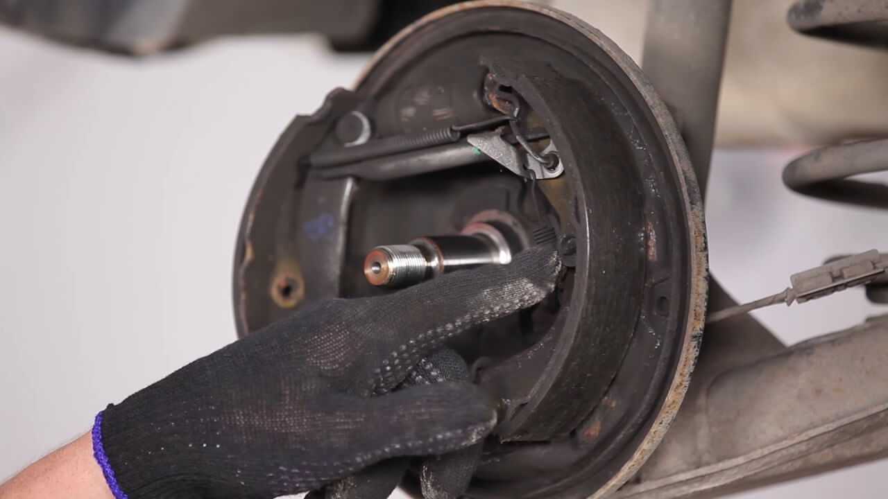 Снятие и установка тормозных колодок заднего колеса opel - corsa c