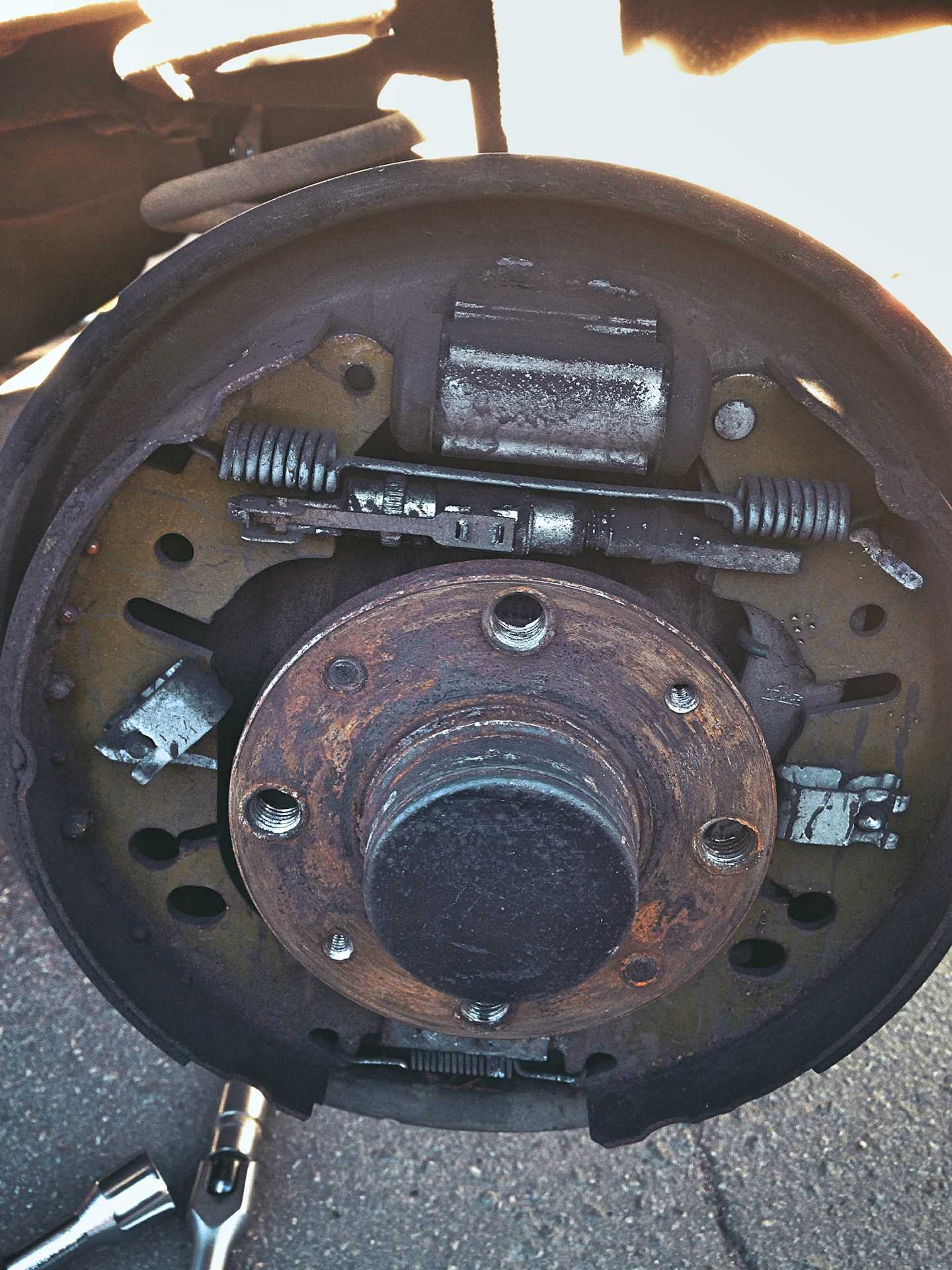 Замена колодок дисковых тормозных механизмов передних колес - тормозная система
