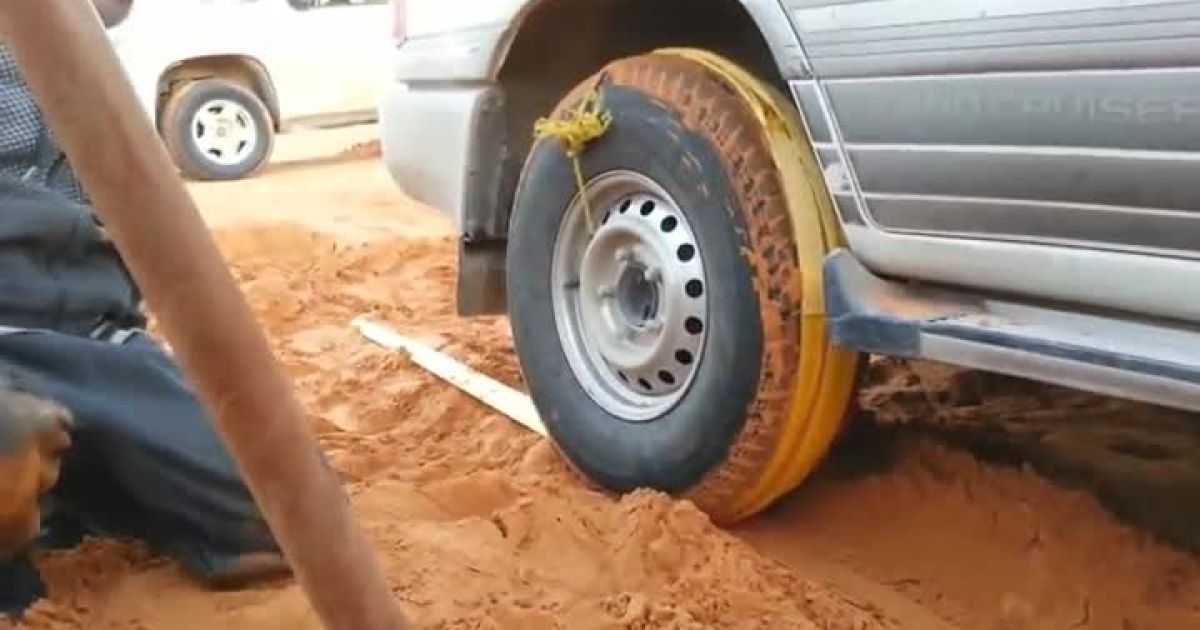 Что делать если колеса застряли в грязи или песке | автоприбамбас.com