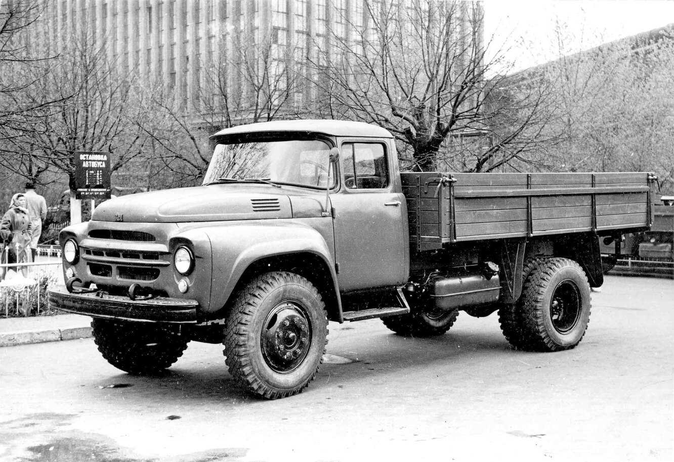 Знаменитый советский автозавод ЗИЛ выпускал не только грузовики, но и другую нужную стране технику Так, в средине 60-х годов прошлого века был представлен необычный вездеход ПКЦ 1