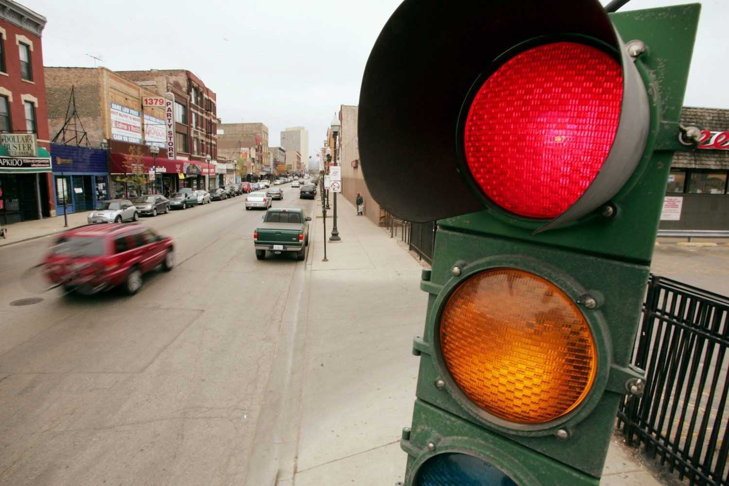 Проезд на красный свет в 2022 году: штраф за запрещающий сигнал светофора