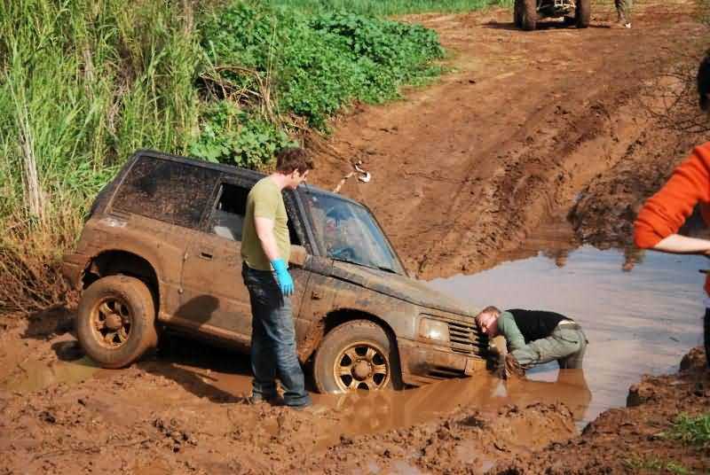 Что делать если машина застряла в грязи