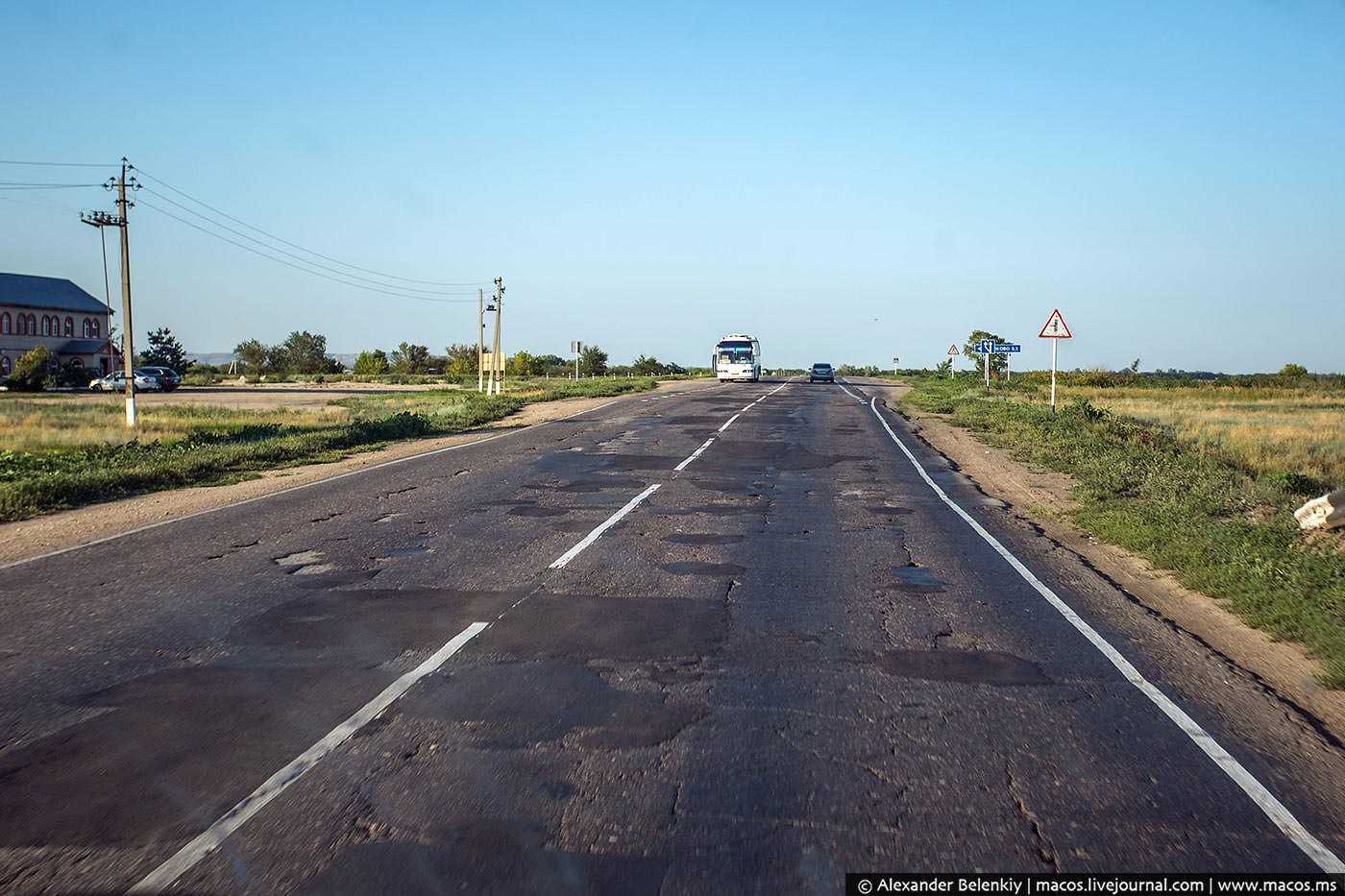 Качество автомобильных дорог в некоторых регионах России постепенно улучшается Однако остаются и такие части страны, в которых состояние данной инфраструктуры является большой проблемой