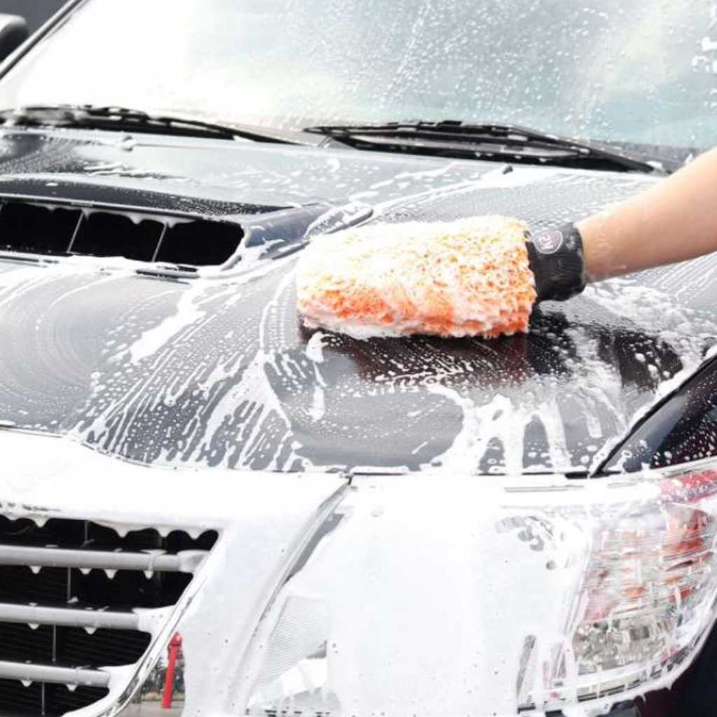 Можно мыть машину в морозы. Мойка автомобиля. Перчатка для мойки машины. Мойка кузова. Губка для мойки автомобиля.