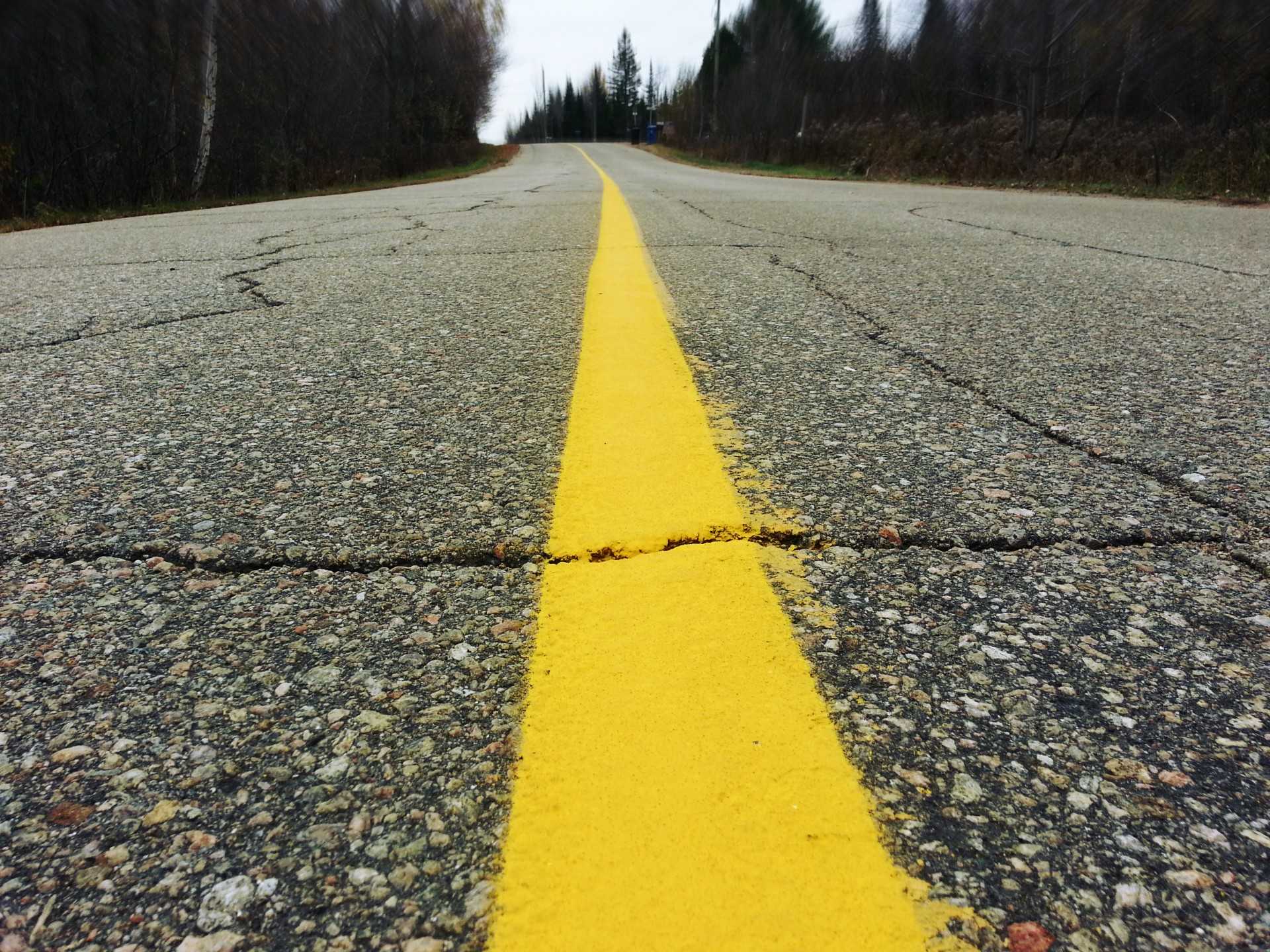 Полосы на дороге что означают. Жёлтая сплошная линия дорожная разметка. Желтая сплошная линия разметки посередине дороги. Жёлтая разметка на дороге. Разметка желтая сплошная.