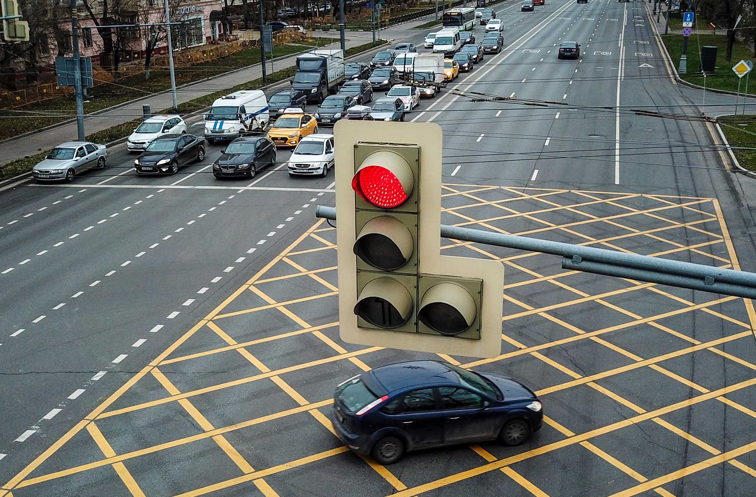 Штраф за проезд на красный сигнал светофора в 2022 и 2023 году | помощь водителям в 2023 году