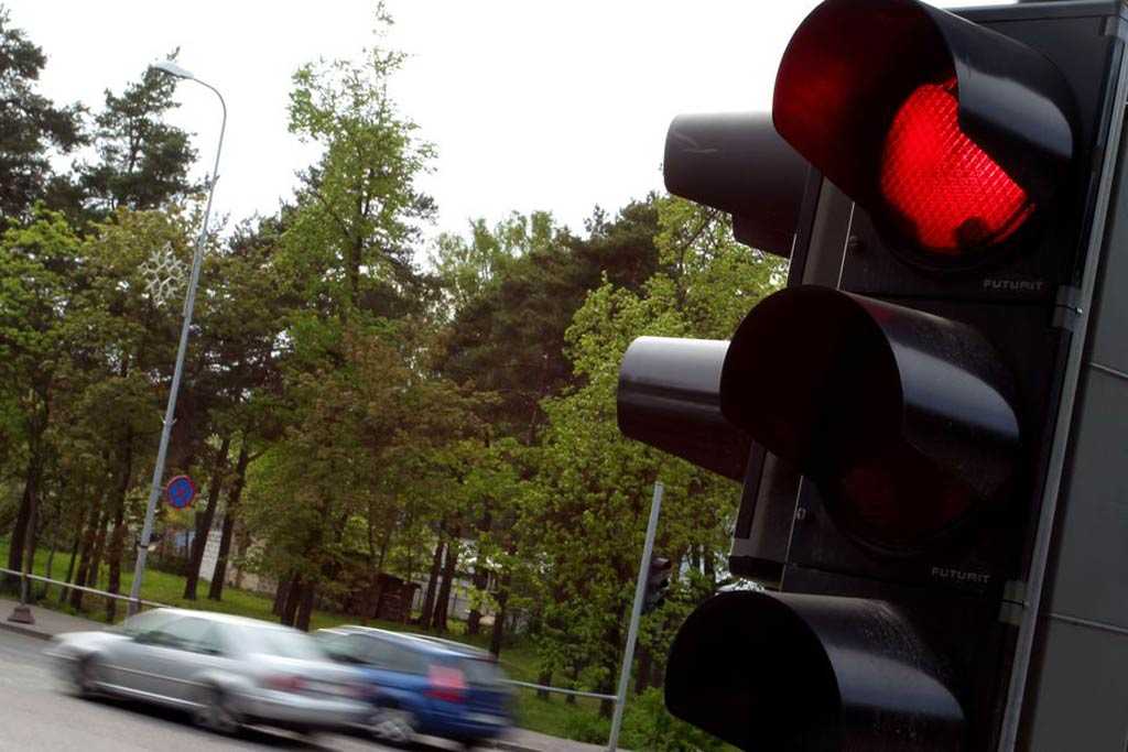 Проезд на красный свет: штраф в 2022 году за запрещающий сигнал светофора