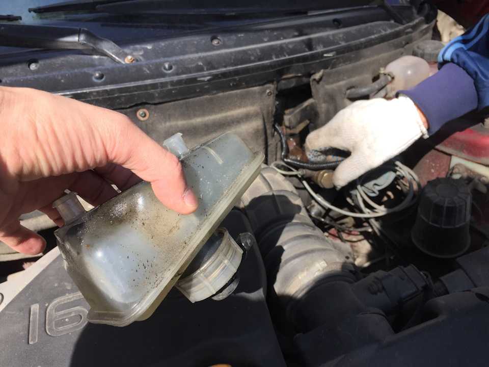 Когда нужно менять тормозную жидкость в автомобиле